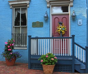 Annapolis_Md_brite_blue_door_window_flowers__610